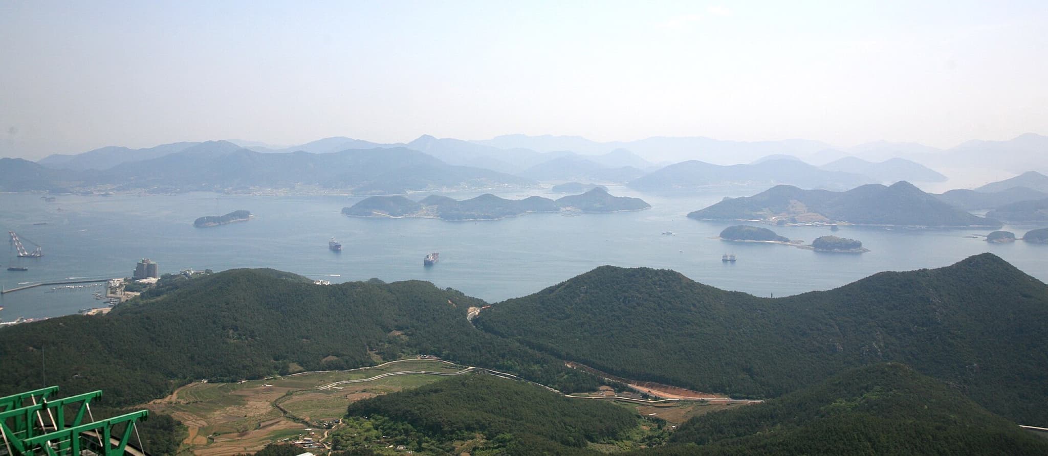 통영 한려해상국립공원의 섬들이 겹쳐 보이는 파노라마